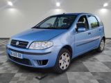 la photo d'une voiture bleue garée dans un garage