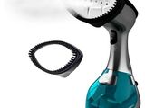 un gros plan d'un sèche-cheveux avec une brosse à cheveux