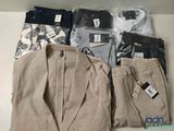 un costume et un pantalon pour homme posés sur une table