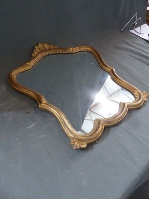un miroir posé sur une table dans une pièce