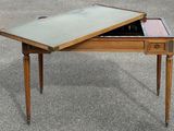 une image représentant un petit bureau muni d'un tiroir en dessous