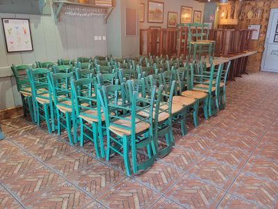 Dans un restaurant, les tables et les chaises sont disposées en rangées
