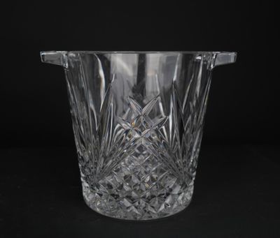 une image représentant un vase en cristal sur fond noir