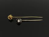 une paire de boucles d'oreilles en or et diamants