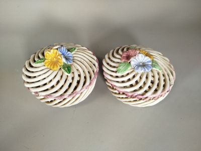 deux petits bols blancs décorés de fleurs colorées