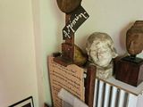 un radiateur dans un coin d'une pièce où sont accrochées des œuvres d'art