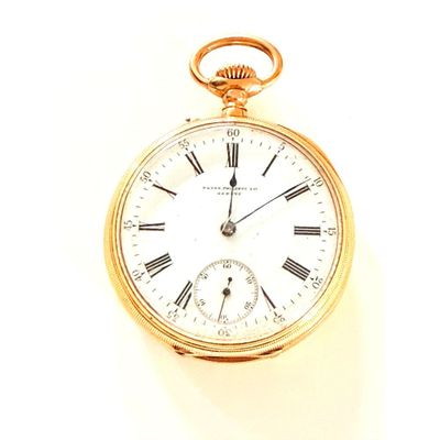 une montre de poche en or avec des chiffres romains