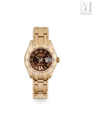 gros plan d'une montre-bracelet sur fond blanc