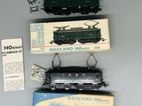 cinq modèles réduits de trains exposés au mur