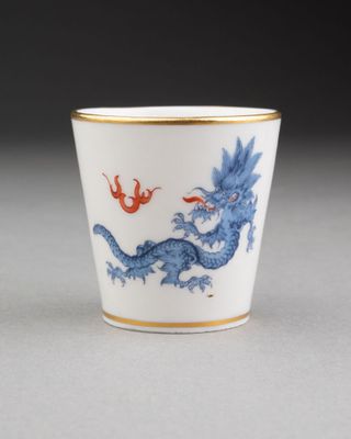 MEISSEN - XXème siècle. TASSE à décor de dragon dans les nué…