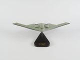un gros plan d'une maquette d'avion posée sur une surface blanche