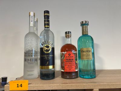trois bouteilles d'alcool posées les unes à côté des autres sur une étagère