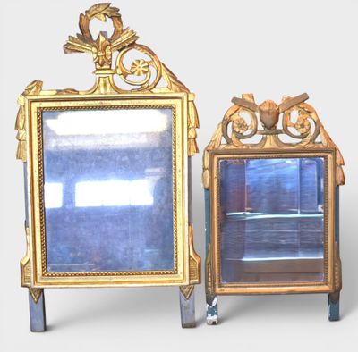 paire de miroirs dorés, ornés d'un oiseau en haut et d'un autre en bas