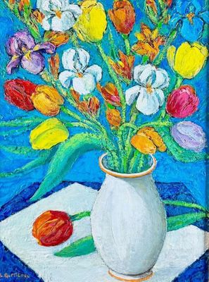 peinture d'un vase de fleurs sur une table à fond bleu