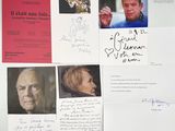 de nombreuses lettres et photos de personnes accrochées au mur