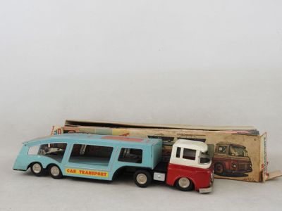 un petit bus et un petit camion devant une boîte