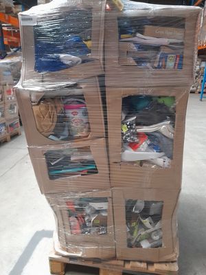 une palette remplie d'articles dans un magasin