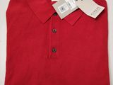 un polo rouge avec une étiquette au niveau du col