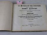 un livre ouvert, sur lequel figurent des caractères chinois, posé sur une table