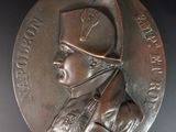 une image représentant une médaille de bronze à l'effigie d'un homme en uniforme