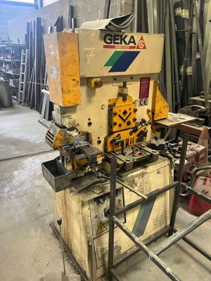 une photo d'une machine dans une usine