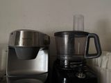 un mixeur et un mixeur posé sur un plan de travail de cuisine