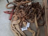 un tas de chaînes et une paire de ciseaux par terre