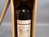 une bouteille de vin dans un coffret en bois sur une table