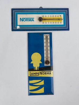un thermomètre et un thermomètre accroché au mur