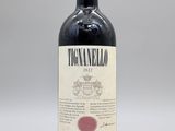 gros plan d'une bouteille de vin sur une surface blanche