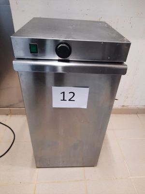 une photo d'un réfrigérateur en acier inoxydable sur lequel figure le chiffre 12