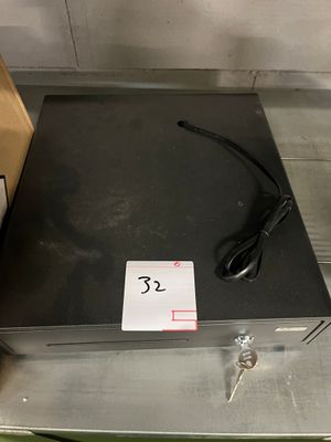 une image représentant une boîte en métal sur laquelle est apposée une étiquette de prix