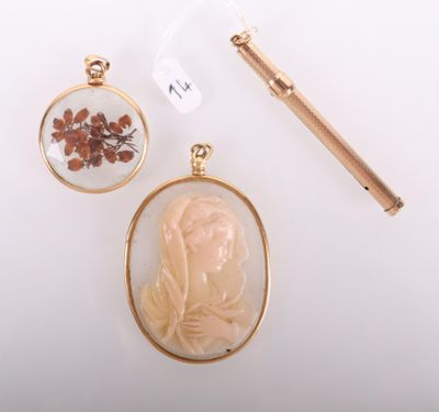 trois pendentifs en or et en camée, dont l'un représentant un visage de femme et l'autre une fleur