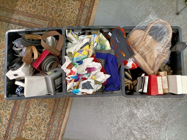 Lot de ceintures, gants, sacs, montures de lunettes, foulards