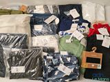 de nombreux types de vêtements et de sacs sur les étagères