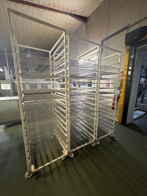 une photo d'un rayonnage rempli de produits alimentaires dans un entrepôt