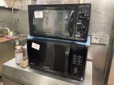 un micro-ondes posé sur un comptoir dans une cuisine