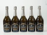 six bouteilles de champagne sont alignées