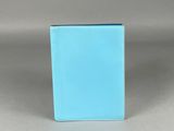 vase carré bleu avec un socle blanc sur un fond gris