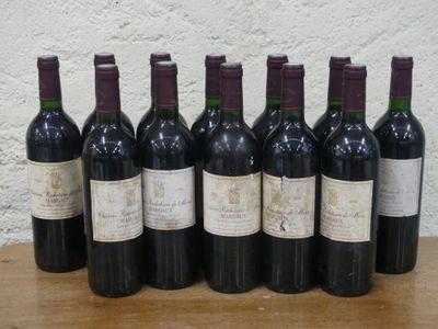 six bouteilles de vin sont alignées sur une table en bois