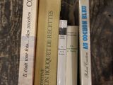 de nombreux livres posés ensemble sur une table