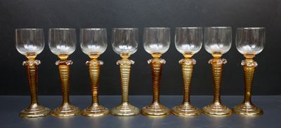 six verres à vin sont alignés sur une table