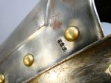 un gros plan d'un casque métallique posé sur une table