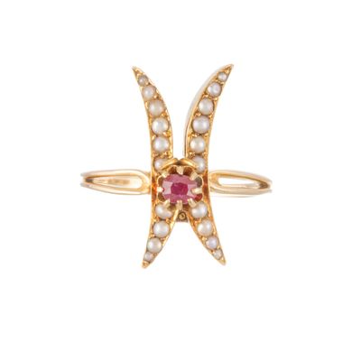 un gros plan d'une bague en or ornée de perles et d'une étoile de mer