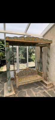 une photo d'un kiosque dans un jardin