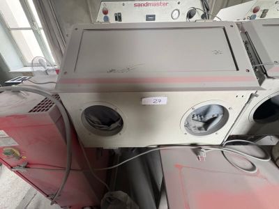 une machine à laver posée sur une pile de sèche-linge
