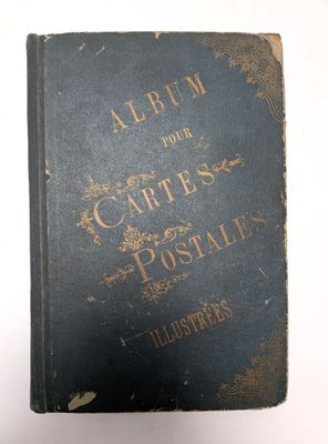 un vieux livre posé sur une table blanche