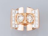 une image représentant une bague en or sertie de diamants sur un fond gris