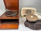 deux tourne-disques à l'ancienne et une valise posés sur une table