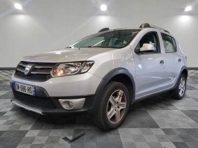 une photo d'une dacia blanche garée sur un sol en damier